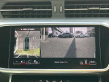 【 サラウンドビューカメラ 】車両の4つのカメラから得た映像を合成し、上空から眺めているような映像をモニターに映し出します。車両周辺の歩行者や障害物などの発見に役立ちます。