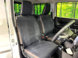 運転席まわりには十分なスペースがあり、大柄な方でもゆったり運転していただける環境です。