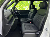 前席は身体を預けやすい形状で、運転席と助手席にゆとりを感じる室内です。窓から外の様子を確認しやすく、乗り込んだ方にも落ち着いた印象を与えます。