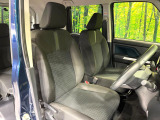 運転席まわりには十分なスペースがあり、大柄な方でもゆったり運転していただける環境です。