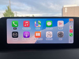 お手元のスマートフォンと接続して頂く事で使用可能な「Apple CarPlay/Android Auto」電話の応答は勿論、メッセージの受信やLINE、音楽接続からナビアプリの使用まで幅広く活躍致します。