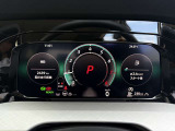 【Digital Cockpit Pro】基本の速度計とタコメーターの表示に加え、中央にドライビングデータやマップなどを少ない視線移動で視認できます。