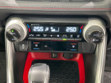 【シートヒーター&ベンチレーション】夏場は涼しい風でお尻や背中の熱やムレを防ぎ、冬はエアコンよりも早く温まってポカポカに!季節を問わず快適に過ごせます。