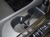 センターコンソールにカップホルダーを装備しております。