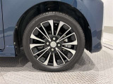 タイヤサイズは165/55R15アルミ付です。