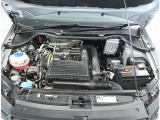 TSIエンジン【ターボ付き直噴エンジンは、排気量のダウンサイジングにて、CO2の排出削減。排気量を下げて出力低下をターボにて空気量を上げ高効率燃焼。そして、高出力、低燃費を実現】