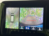 画面には後方カメラと車両周辺の表示が映り、駐車時に周囲の位置関係を確認する助けになります。ガイド表示も見やすく、切り返しの際にも活用できます。