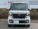 車幅いっぱいに伸びるフロントアクセサリーLEDがボディーのワイド感を強調します!