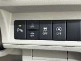 コーナーセンサーを車の前後に装備。障害物までの距離に応じて警告音を変えてお知らせ。縦列駐車時や駐車場・車庫などでの取り回しをサポートします。詳細は販売店スタッフまでおたずねください。