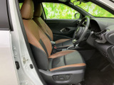 前席は身体を支える形状で、落ち着いて座れる空間です。運転席まわりまで見渡しやすく、乗り降りの際も開口部にゆとりが感じられます。日常の移動にも使いやすい室内です。