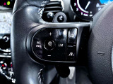 MINIの運転席操作部は、中央に構えるディスプレイが最大の特徴です。航空機を思わせるトグルスイッチなど、直感的で遊び心のあるメカニカルな操作感が、ゴーカートのような走りの高揚感を高めます。