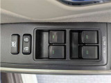 パワーウィンドウのスイッチですよ。 運転席に居ながら窓を開け閉めのコントロールできますよ。 ロック機能で、子供がイタズラして窓を開けるという事も無くなりますよ。