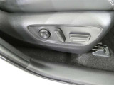 運転席のシート調整を電動で調整できます。無段階調整なので、どなたにもピッタリの調整が可能です。