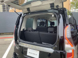 バックドアの真ん中から開けることが可能です。後ろが狭くても荷物を収納したり出したりすることも簡単に出来ます。