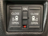 【両側パワースライドドア】両側がパワースライドドアになっており、運転席のスイッチやスマートキーでも開閉が可能です!開口部も広いので乗り降りも楽々♪