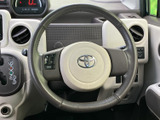 手になじみやすい形状で、運転姿勢を保ちながら握りやすいステアリングです。手元のスイッチからオーディオ操作もでき、視線を大きく外さず使えるのが便利です。