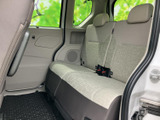後席は左右に分かれたシートとヘッドレストを備え、複数人での乗車に対応。明るい色合いで車内にまとまりがあり、窓から外の様子も確認できます。