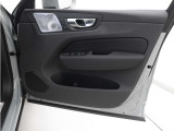運転席ドアの全景です。キャビンを彩るすべてのものに、機能を形にした美しさが備わっています。