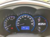 速度計や各種メーター、表示情報が運転席正面にまとまり、走行に必要な情報を確認しやすい配置です。表示が見渡しやすく、日々の運転をサポートします。