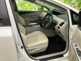 明るい色合いのシートと、ゆとりを感じる足元が運転席まわりを落ち着いた空間にしています。前方の視界も確保しやすく、乗り降りの際も開口部が広く使いやすい印象です。