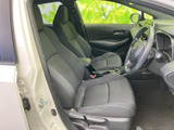 前席は身体を支える形状で、運転席まわりまで見渡しやすい配置です。落ち着いた色合いのシートとすっきりした足元で、日々の移動も過ごしやすい空間です。