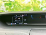 メーター画面には走行に関する表示や警告、時刻などがまとめられ、運転中も必要な情報を把握しやすい構成です。視線移動を抑えて確認しやすい位置に配置されています。