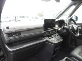 ★助手席周辺★ダッシュボードには豊富な収納BOXがあり、いつもすっきりとした車内!ほしい場所にちょうど良い収納を備えています。大きなフロントガラスによって見晴らしも良く快適な座り心地となっております!