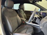 メルセデスのシートは、少し硬めに出来ておりますので、長時間の運転でも疲れにくく、安全にドライビングをお楽しみ頂けます