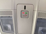 エアバッグ作動時や後突時、もしくは車内のSOSボタンを押した際に緊急通報オペレーターに連携し、救急・警察を手配します。更にオペレーターにも連携、お客様のご要望に応じてロードサービスの手配を行います。