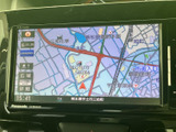地図情報が画面いっぱいに表示され、周辺の道路や地名を確認しやすい仕様です。目的地までのルート確認に役立ち、初めて訪れる場所へのお出かけにも便利です。