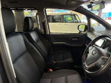 運転席の画像です。足元やシートまわりに余裕があり、リラックスした姿勢で運転が可能です。視界も良好で操作系へのアクセスもしやすく、快適で安心感のあるドライブをサポートします。