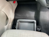 [助手席シートアンダーボックス]運転用の替え靴などを収納する事ができます!!