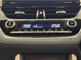 デュアルオートエアコン付きです。運転席・助手席でそれぞれ吹き出す風の温度や風量など自動調整してくれます。