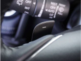 【パドルシフト】ハンドルから手を離さずに素早くシフトアップ&ダウンができるので、エンジンブレーキを使う下り坂や高速道路の合流で加速したい場面で役立ちます。