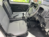運転席まわりは視界が広く、前方や左右の様子を確認しやすいレイアウトです。シートや足元もすっきりまとまり、毎日の乗り降りにも使いやすい空間です。