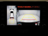 パノラミックビューモニターを装備。駐車場や交差点でクルマを真上から見るように周囲を確認できます。機能の詳細は販売店スタッフまでおたずねください。