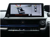 サイドクリアランスビュー表示中に、旋回時の運転操作に合わせて自動で車両を斜め後方から見たような映像を表示。