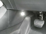 足元を照らすLEDライト付きです。