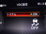 【横滑り防止】ハンドル操作や滑りやすい路面を走行中、横滑りを感知すると自動的に車両の進行を保つよう制御!