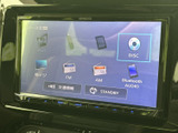 ディスクやラジオ、USB、Bluetooth AUDIOなど、複数の音源が画面に表示されています。聴きたい音楽や放送に合わせてソースを選びやすく、日々の移動時間を快適に過ごせます。