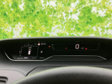 必要な表示が運転席前方にまとまり、走行中も視線の移動を抑えて情報を確認しやすいレイアウトです。警告表示も画面で見られ、日々の運転を支える実用的な装備です。