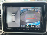 車両周辺の映像と俯瞰表示をモニターで確認でき、駐車時や狭い場所での取り回しをサポートします。目安となるガイド線も表示され、周囲を見ながら落ち着いて操作しやすい装備です。