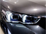 BMWの伝統の丸目4灯ヘッドライトでございます。LEDライトで視認性もよく明るく安全性の向上につながります。