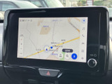 地図表示を中心に、音楽や通話などのメニューへ切り替えられる画面を備えています。画面上のアイコンから目的の項目を選びやすく、日々の移動をサポートします。