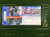 テレビ番組を画面で確認でき、停車中の待ち時間も映像を楽しめます。見やすい表示に加え、周辺のボタンからメニューなども選べるため、停車時に便利にお使いいただけます。