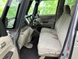 前席は明るい色調で統一され、広がりを感じる室内空間です。運転席から前方や左右を見渡しやすく、乗員との会話もしやすい配置になっています。