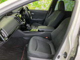 前席は座面と背もたれにゆとりがあり、落ち着いて腰掛けられる印象です。周囲はすっきりとした色合いでまとめられ、足元にもスペースを確保。乗り降りの際も室内の様子を確認しやすい開口部です。