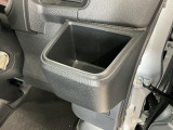 【カップホルダー】お飲み物が手に取りやすい位置に。長時間のドライブには必需品です☆