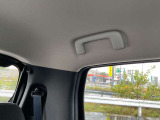 全席に乗降用のアシストグリップが付いてます。乗り降り時に便利です。
