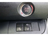 プッシュスタートです。キーを携帯しブレーキペダルを踏みこみ、ボタンを押すとエンジンがスタートします。鞄やポケットからキーを取り出さなくてもいいのは楽ですね。